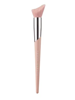 Cheek-Hugging Highlight Brush